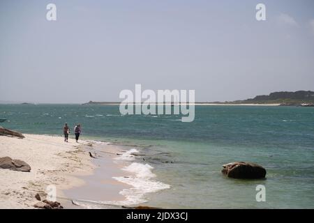 Spiagge sabbiose si estendono lungo la riva di St Martin's, Isles of Scilly, Cornovaglia, Regno Unito Foto Stock