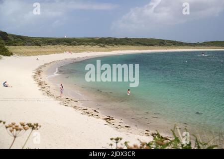 Spiagge sabbiose si estendono lungo la riva di St Martin's, Isles of Scilly, Cornovaglia, Regno Unito Foto Stock