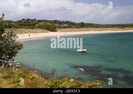 Spiagge sabbiose si estendono lungo la riva di St Martin's, Isles of Scilly, Cornovaglia, Regno Unito Foto Stock