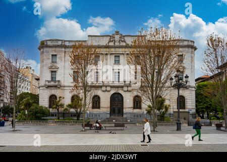 Santander, Spagna - Maggio 4th 2022 - persone che passano il fronte della Banca di Spagna a Santander Foto Stock