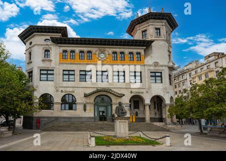 Santander, Spagna - Maggio 4th 2022 - fronte del vecchio ufficio postale Foto Stock