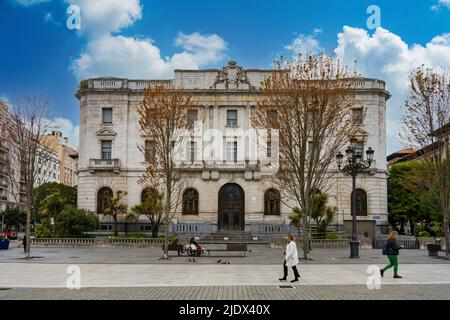 Santander, Spagna - Maggio 4th 2022 - persone che passano il fronte della Banca di Spagna a Santander Foto Stock