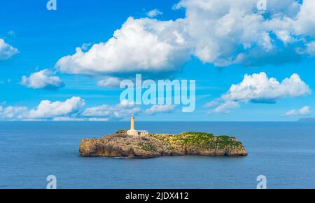Santander, Spagna - Maggio 4th 2022 - Isla (isola) de Mouro con de Faro (il faro) Foto Stock
