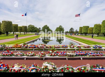Saint-Laurent-sur-Mer, Francia - Maggio 29th 2022 - turisti che visitano il cimitero e il memoriale americano in Normandia presso la spiaggia di Omaha conosciuta dal D-Day Foto Stock