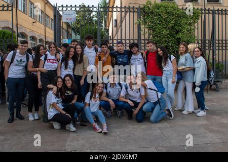 Rieti, Italia. 22nd giugno 2022. Gli esami di maturità iniziano per gli studenti nel loro ultimo anno di scuola superiore. Il test italiano apre i 2022 esami, che sono tornati alla normalità con prove scritte dopo due anni a causa dell'emergenza sanitaria covid19. Tra le tracce c'è anche il tema dell'iperconnessione. A Rieti, Italia, il 22 giugno 2022. (Credit Image: © Riccardo Fabi/Pacific Press via ZUMA Press Wire) Foto Stock