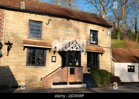 La casa pubblica di White Hart che si trova accanto al ponte Stopham Bridge attraverso il fiume Arun vicino Pulborough, West Sussex, Inghilterra, Regno Unito Foto Stock