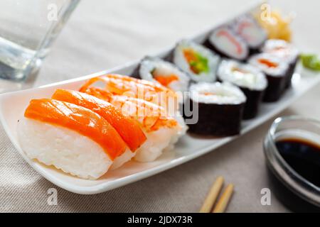 Futomaki, hosomaki e nigiris - primo piano di rotoli giapponesi Foto Stock