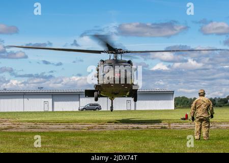 Soldati assegnati alla Alpha Company, 46th Aviation Support Battaglione, 16th Combat Aviation Brigade, gestiscono un multi-punto di armamento e rifornimento in avanti presso l'aeroporto di Chehalis-Centralia, Washington il 22 giugno 2022. I soldati stavano addestrando la Riserva dell'esercito degli Stati Uniti e i servicembers dell'aeronautica degli Stati Uniti sulle procedure di rifornimento dell'elicottero. (STATI UNITI Foto dell'esercito di Capt. Kyle Abraham, 16th Brigata dell'aviazione di combattimento) Foto Stock