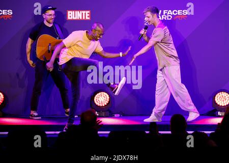 Berlino, Germania. 23rd giugno 2022. Il presentatore Amiaz Habtu (m) canta insieme all'attore e cantante Timur Bartels (r) alla cerimonia del film New Faces Awards al Delphi Filpalast. Credit: Carsten Koall/dpa/Alamy Live News Foto Stock