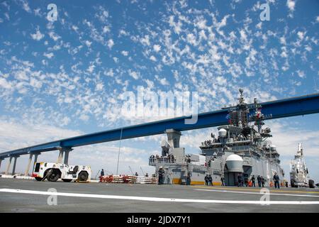 SAN DIEGO (21 giugno 2022) la nave d'assalto anfibio USS Boxer (LHD 4) naviga sotto il ponte Coronado mentre transita attraverso il porto di San Diego durante la prima navigazione della nave in corso in più di due anni dopo aver completato una manutenzione programmata. Boxer è una nave d'assalto anfibio di classe Wasp, con sede a San Diego. (STATI UNITI Foto Navy di Mass Communication Specialist 3rd Class Connor D. Burns/RILASCIATO) Foto Stock