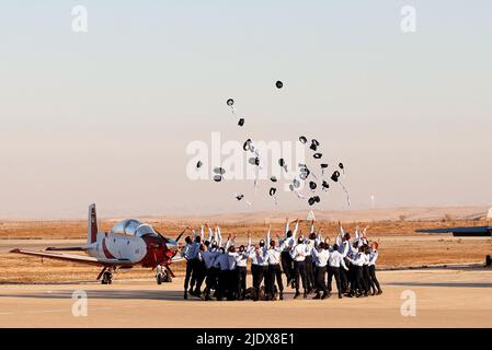 Base AEREA di HATZERIM (ISRAELE), 23 giugno 2022 (Xinhua) -- i Cadetti scottano il loro cappelletto durante una cerimonia di laurea dell'aeronautica israeliana (IAF) alla base aerea di Hatzerim vicino a Be'er Sheva, Israele, il 23 giugno 2022. (Ilan Assayag/JINI via Xinhua) Foto Stock