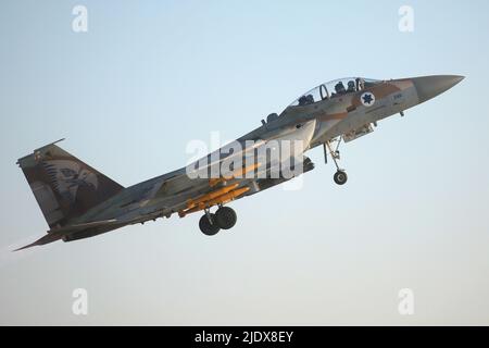 Base AEREA di HATZERIM (ISRAELE), 23 giugno 2022 (Xinhua) -- un aereo si esibisce durante una cerimonia di laurea dell'aeronautica israeliana (IAF) alla base aerea di Hatzerim vicino a Be'er Sheva, Israele, il 23 giugno 2022. (Ilan Assayag/JINI via Xinhua) Foto Stock