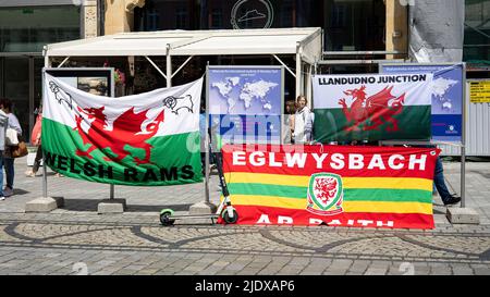 Bandiere gallesi a Wroclaw, Polonia il 1st giugno 2022. Credito: Lewis Mitchell Foto Stock