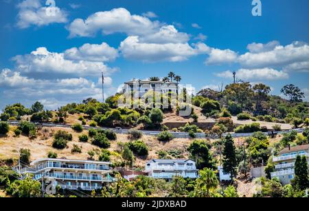 Case e Condos si affacciano su Avalon sull'isola di Catalina Foto Stock