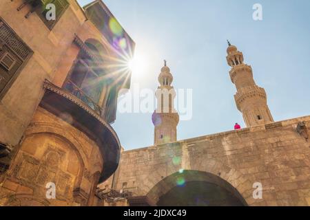Egitto, Cairo, sole che brilla sulla porta di Bab Zuweila Foto Stock