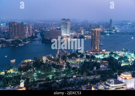 Egitto, Cairo, vista dell'isola di Gezira al tramonto con il Cairo Opera House in primo piano e il fiume Nilo in background Foto Stock