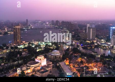 Egitto, Cairo, vista dell'isola di Gezira al tramonto con il Cairo Opera House in primo piano e il fiume Nilo in background Foto Stock