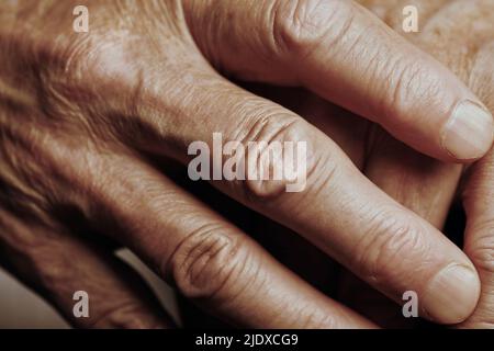 Le mani rughe dell'uomo anziano Foto Stock