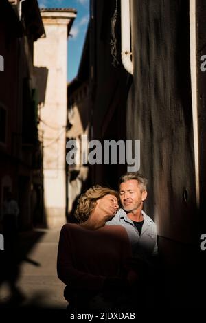 Coppia matura godendo la luce del sole sul viso Foto Stock