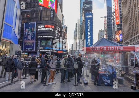 NEW YORK, N.Y. – 19 dicembre 2021: Un sito di test COVID-19 si trova a Times Square di New York. Foto Stock