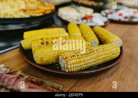 Pannocchie di granoturco arrosto sul piatto nel ristorante Foto Stock