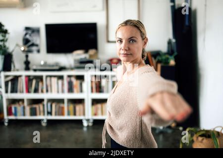 La donna a praticare yoga a casa Foto Stock