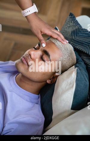 Mano di psicologo che fa la terapia di ipnosi sul paziente Foto Stock