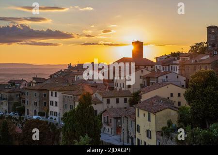 Italia, Provincia di Arezzo, Cortona, Vista delle case del centro storico al tramonto Foto Stock
