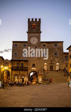 Italia, Provincia di Arezzo, Cortona, Piazza della Repubblica e Municipio medievale al tramonto Foto Stock