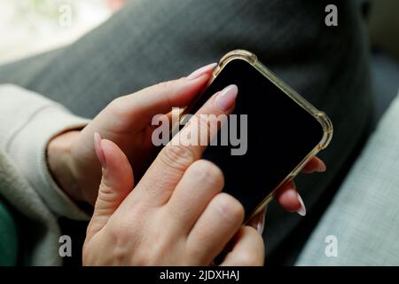 Donna che tocca lo schermo del telefono cellulare Foto Stock