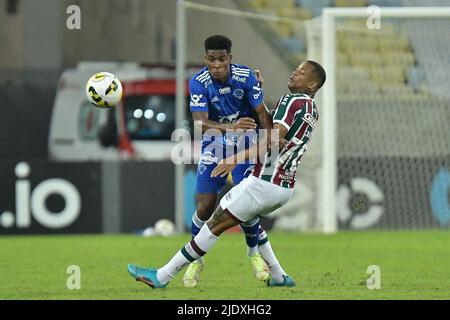 Rio de Janeiro, Brasile. 23rd giugno 2022. : Caio Paulista do Fluminense contesta l’offerta con Geovane de Jesus do Cruzeiro, durante la partita tra Fluminense e Cruzeiro, per il round del 16 della Copa do Brasil 2022, all’Estadio do Maracana, questo giovedì 23. (Marcello Dias/DiaEsportivo/ SPP) Credit: SPP Sport Press Photo. /Alamy Live News Foto Stock