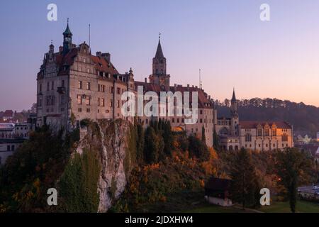 Germania, Baden-Wurttemberg, Sigmaringen, Vista del Castello di Sigmaringen al tramonto Foto Stock