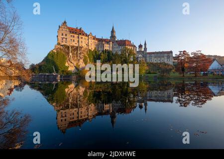 Germania, Baden-Wurttemberg, Sigmaringen, Castello di Sigmaringen che si riflette nel Danubio Foto Stock
