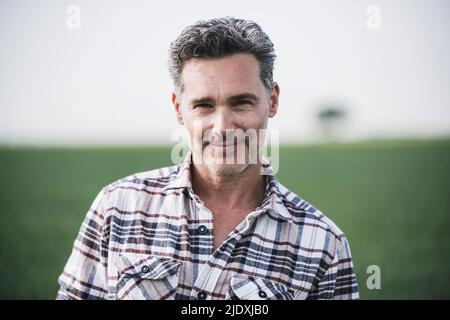 Uomo maturo sorridente con camicia a quadri Foto Stock