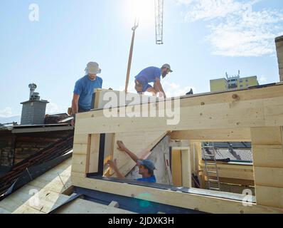 Lavoratori in cantiere che lavorano in giornata di sole Foto Stock