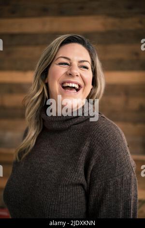 Allegra donna più taglia a casa Foto Stock