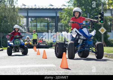 Ragazzo in quadbike sul corso di traffico alla formazione di educazione al traffico Foto Stock