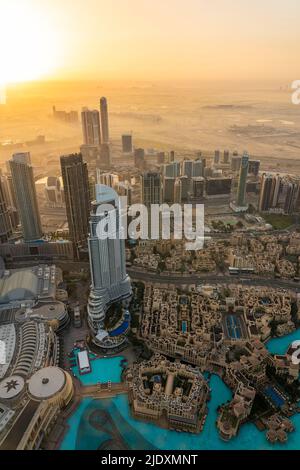 Emirati Arabi Uniti, Dubai, il lago Burj Khalifa e i grattacieli circostanti all'alba Foto Stock