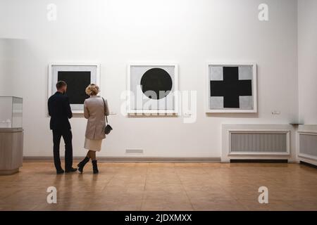 La gente guarda la pittura della Piazza Nera, le arti di Kazimir Malevich in mostra al Museo di Stato Russo, St.Petersburg, 22 Apr 2022 Foto Stock