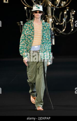 Parigi, Frankreich. 23rd giugno 2022. Pista RHUDE SS23 durante la settimana della moda di Parigi il 2022 giugno - Parigi, Francia. 22/06/2022 Credit: dpa/Alamy Live News Foto Stock