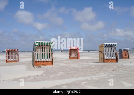 Germania, bassa Sassonia, Juist, sdraio sulla spiaggia vuota Foto Stock