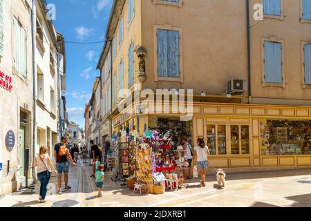 Una delle molte strade e vicoli tipici di colorati caffè e negozi lungo il marciapiede nella storica città di Saint-Remy-de-Provence in una giornata di sole estate. Foto Stock