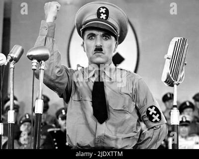 Una scena del film di Charlei Chaplin il Grande dittatore in cui Chaplin parodia le idee e i manierismi di Hitler Foto Stock