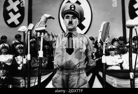Una scena del film di Charlei Chaplin il Grande dittatore in cui Chaplin parodia le idee e i manierismi di Hitler Foto Stock
