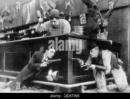 Buster Keaton (a sinistra) con Roscoe Arbuckle (in alto - noto anche come Fat Arbuckle) e al St. John nel film del 1918 out West. Foto Stock