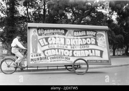 Bicicletta da affissione a Buenos Aires, Argentina, del film del 1940 il Grande dittatore con il suo titolo in spagnolo, El gran dictador. Foto Stock