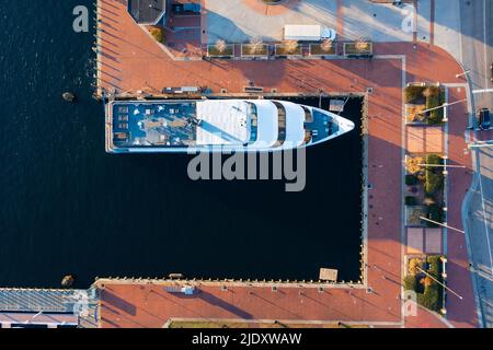 Vista aerea dall'alto verso il basso di una nave ancorata in un grande scivolo vicino al centro di Norfolk Foto Stock