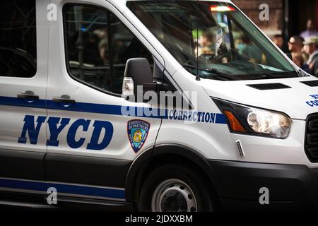 Manhattan, USA - 11. Novembre 2021: New York Corrections Department van a Manhattan, che trasporta i detenuti in prigione. Veterans Day sfilata NYCD Foto Stock