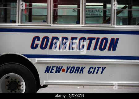 Manhattan, USA - 11. Novembre 2021:New York Correctional Department Vehicle Bus. Veterans Day Parade a New York. New York Correction Department NYCD Foto Stock