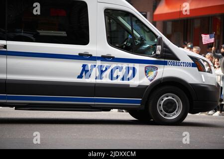Manhattan, USA - 11. Novembre 2021: New York Corrections Department van a Manhattan, che trasporta i detenuti in prigione. Veterans Day sfilata NYCD Foto Stock